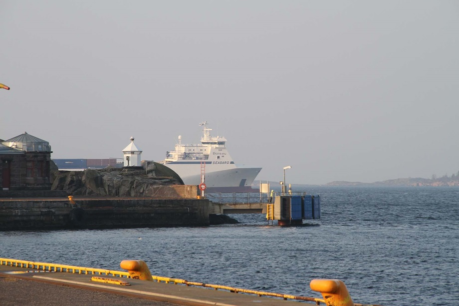 Cargo vessel arriving to Hanko harbour